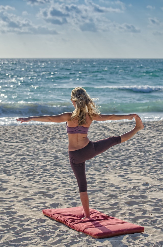 Postura yoga de equilibrio