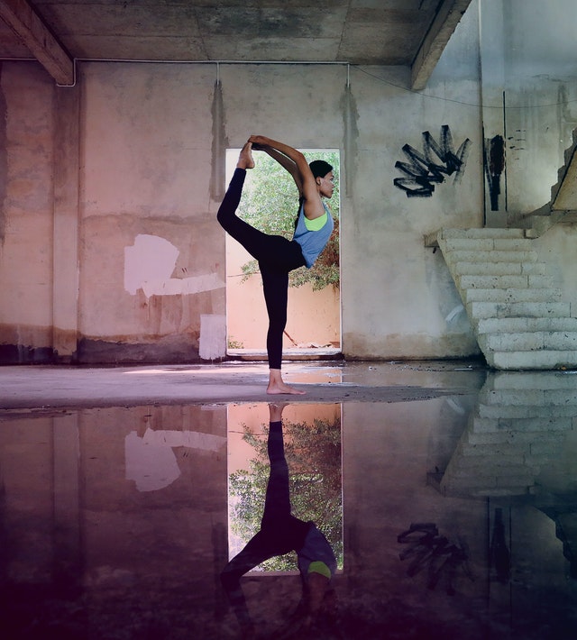 Postura yoga del bailarín 