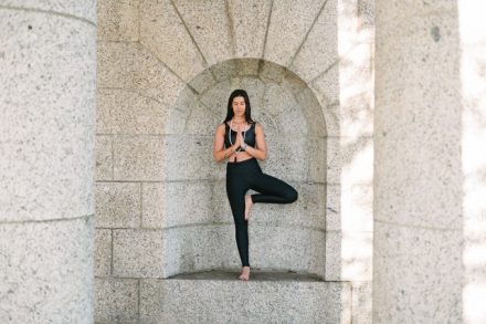 Postura yoga del árbol