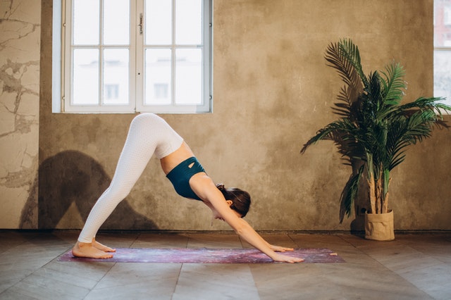 Postura yoga del perro boca abajo