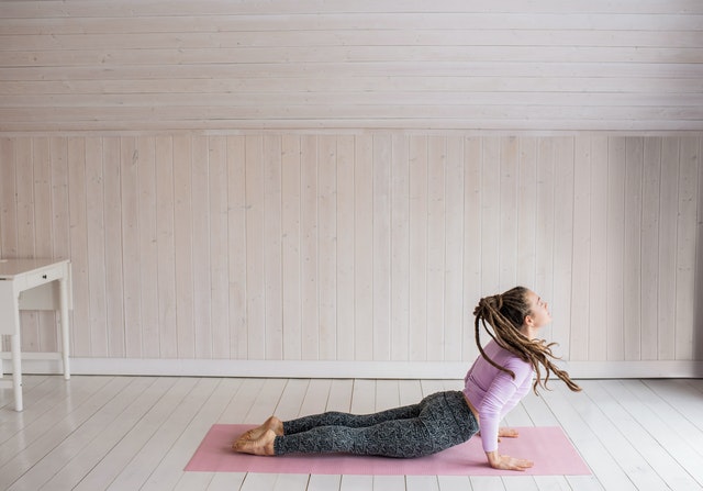 Postura yoga del perro boca arriba